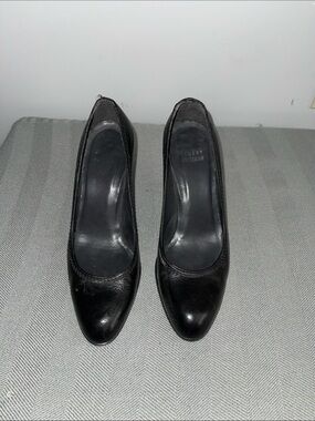Stuart Weitzman women's Black Round-Toe Pumps shoes. //cod. #A5
